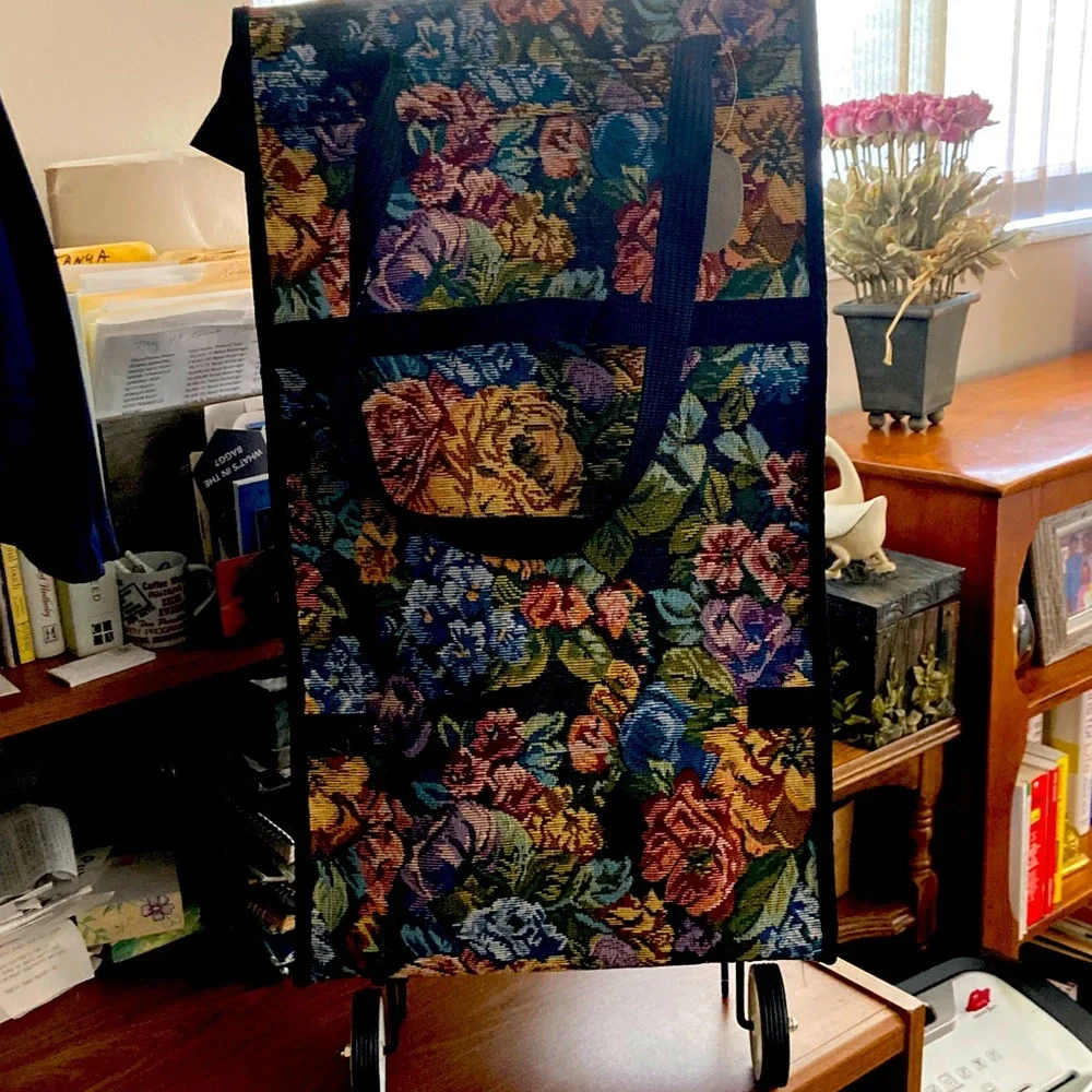 Foldable compact rolling storage bag. - Picture 5 of 8